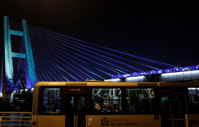 © Reuters. Passageiros são vistos dentro de ônibus no Rio de Janeiro, Brasil