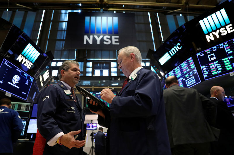 © Reuters. الأسهم الأمريكية تفتح مرتفعة مع ترقب المستثمرين محضر اجتماع المركزي
