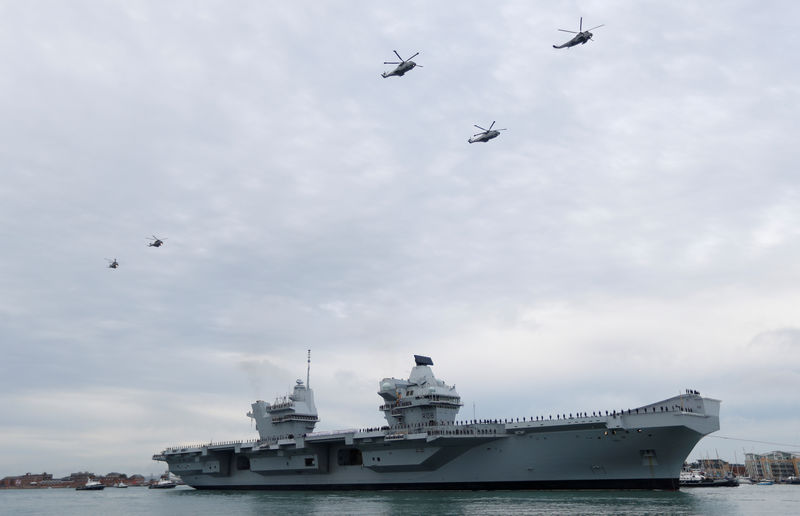 © Reuters. أكبر سفينة حربية بريطانية تدخل مقرها للمرة الأولى