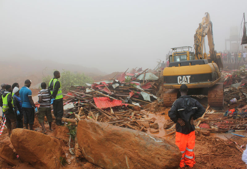 © Reuters. Equipes de resgate removem destroços, após deslizamento de lama na cidade de Regent, na Serra Leoa