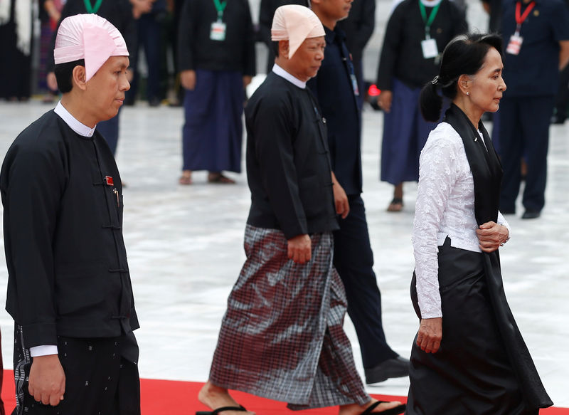 © Reuters. Yangon Chief Minister Phyo Min Thein and Myanmar State Counselor Aung San Suu Kyi attend an event marking the 70th anniversary of Martyrs' Day at the Martyrs' Mausoleum in Yangon