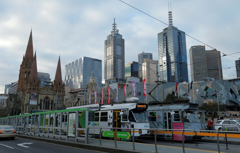 © Reuters. FILE PHOTO: Trams pass by Melbourne's city skyline in Australia's second-largest city