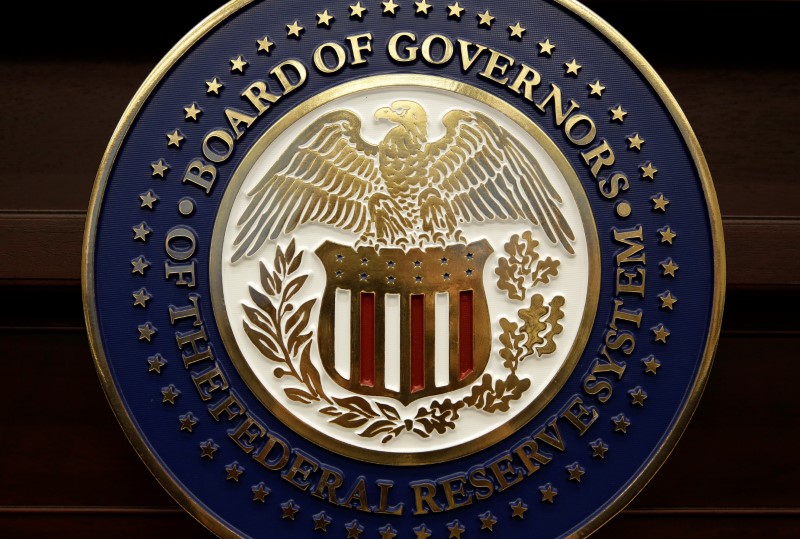 © Reuters. The seal for the Board of Governors of the Federal Reserve System is displayed in Washington
