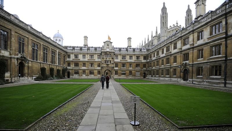 © Reuters. Em foto de arquivo, campus da Clare College, da Universidade de Cambridge, no Reino Unido