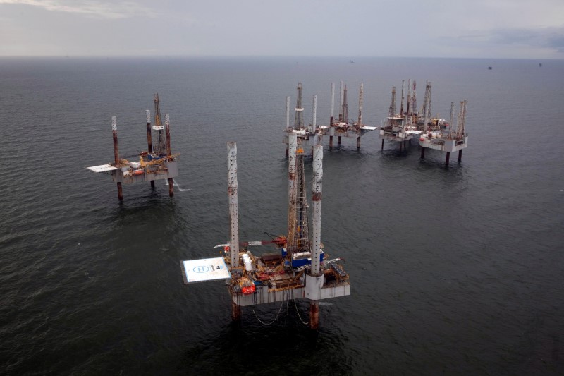 © Reuters. FILE PHOTO - Unused oil rigs sit in the Gulf of Mexico near Port Fourchon, Louisiana