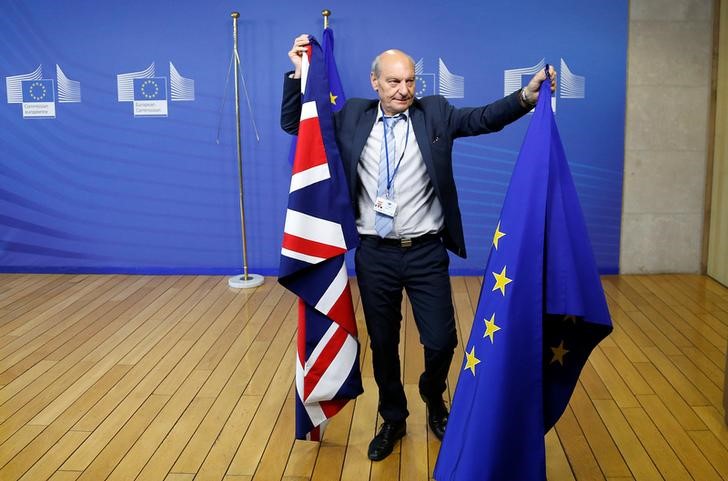 © Reuters. Flags are arranged at the EU headquarters as Britain and EU launch Brexit talks in Brussels