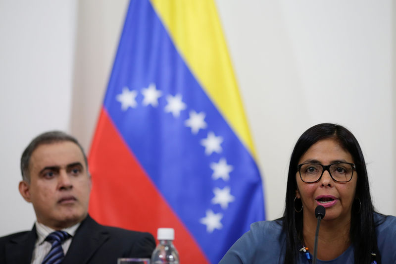 © Reuters. Delcy Rodriguez (R), president of the National Constituent Assembly, speaks next to Venezuela's chief prosecutor, Tarek William Saab, during a meeting of the Truth Commission in Caracas