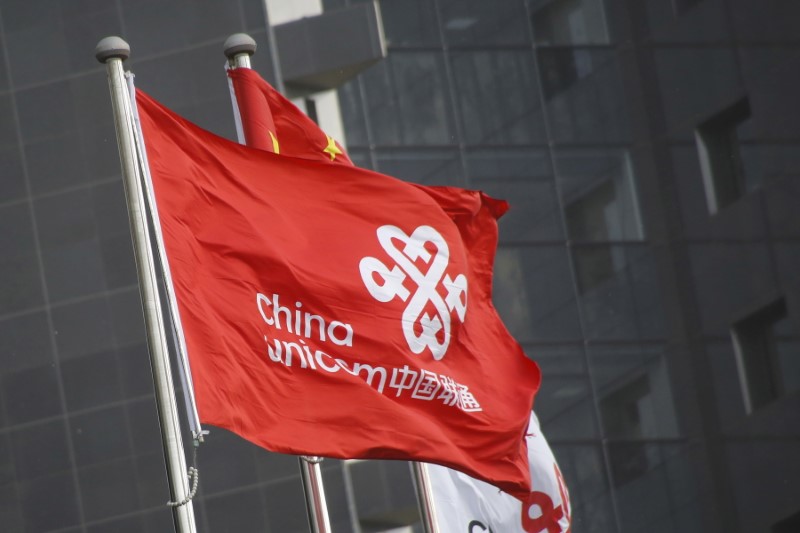 © Reuters. Bandeira da China Unicom na sede da empresa em Pequim, China