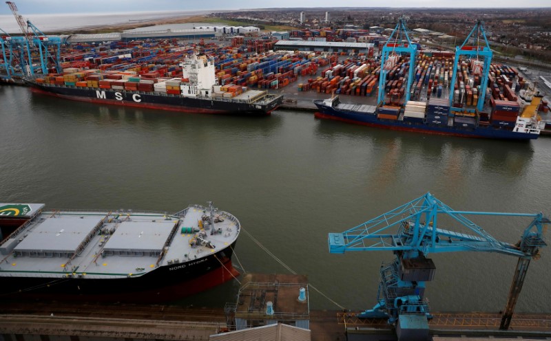 © Reuters. FILE PHOTO: A container ship is unloaded at Peel Ports Liverpool container terminal in Liverpool