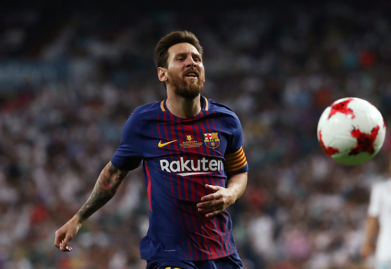 © Reuters. El delantero del Barcelona Lionel Messi gesticula durante el partido de vuelta de la Recopa de España contra el Real Madrid en el estadio Santiago Bernabeu de Madrid.