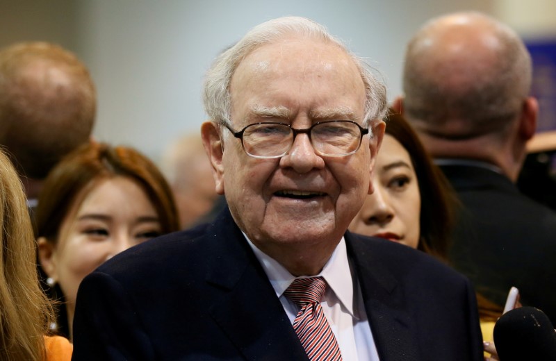 © Reuters. FILE PHOTO: Berkshire Hathaway CEO Warren Buffett visits the BNSF booth before the Berkshire Hathaway annual meeting in Omaha