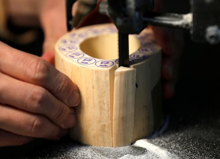 © Reuters. Round-sliced ivory is cut for making 'hanko' or carved name seals at a factory in Tokyo, Japan