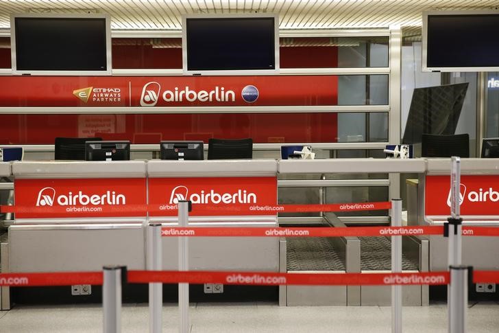 © Reuters. An empty Air Berlin check-in desk is seen at Tegel airport in Berlin