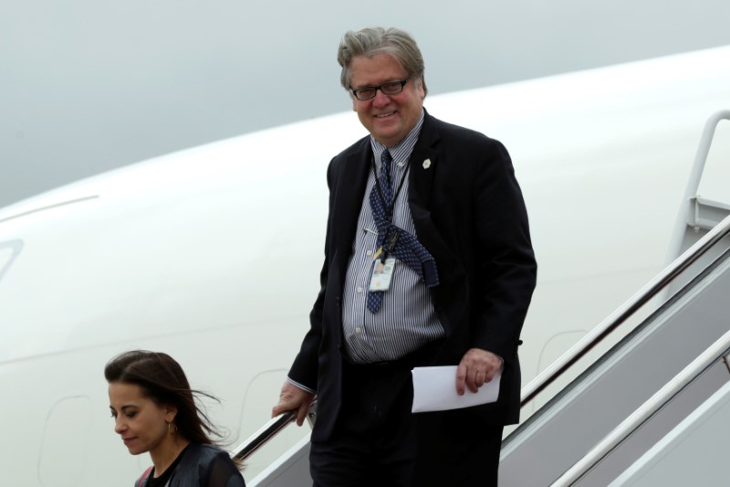 © Reuters. Steve Bannon dice que EEUU está en guerra económica con China, según medios