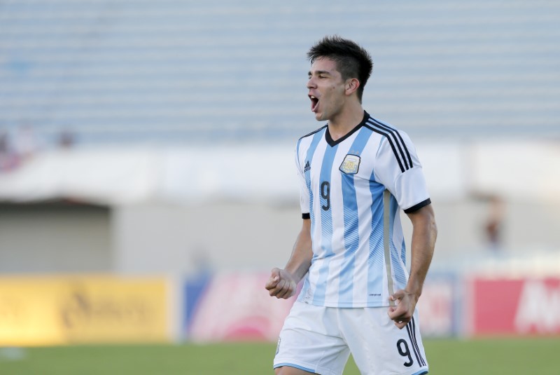 © Reuters. Argentina's Giovanni Simeone celebrates after scoring a goal against Paraguay during their soccer match in the final round of the South American Under-20 Championship in Montevideo