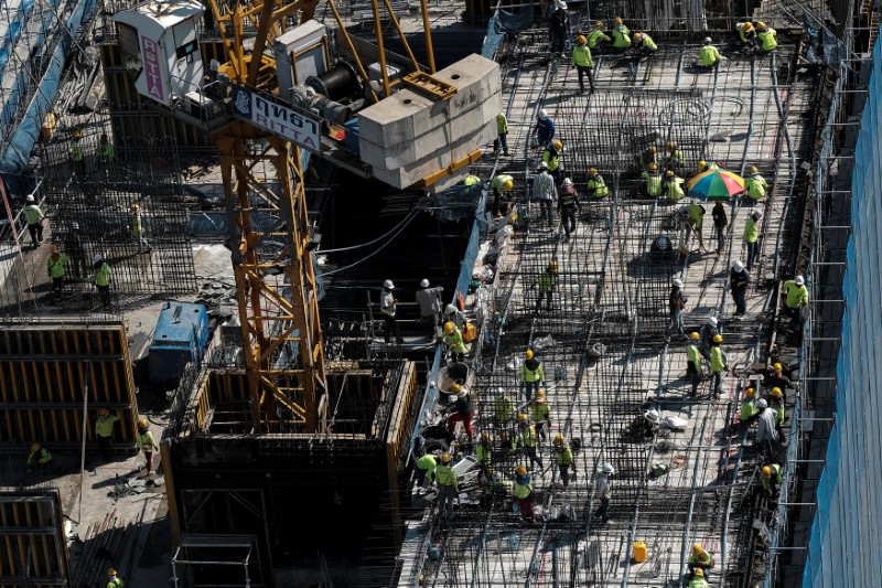 © Reuters. Workers work at a construction site in central Bangkok