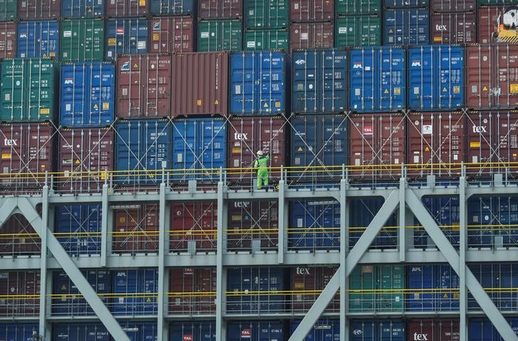 © Reuters. Freight containers are seen on a container ship at DP World, Southampton Docks, in Southampton