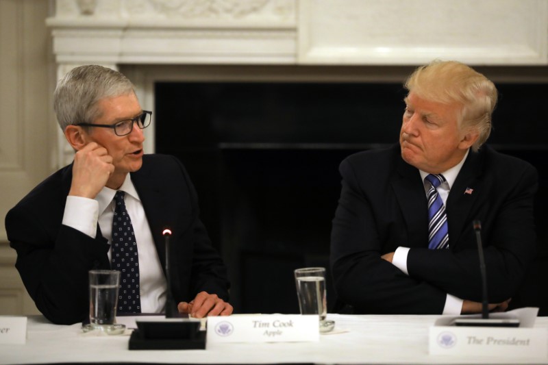 © Reuters. U.S. President Donald Trump listens as Tim Cook, CEO of Apple speaks during an American Technology Council roundtable at the White House in Washington, U.S.