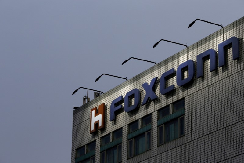 © Reuters. FILE PHOTO - The logo of Foxconn on top of the company's headquarters in New Taipei City Taiwan