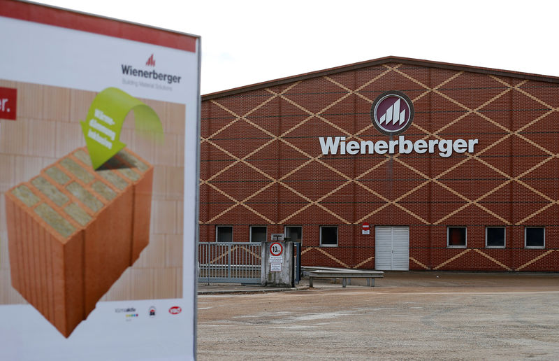 © Reuters. FILE PHOTO: The logo of Wienerberger, the world's biggest brick maker, is pictured at its headquarters in Hennersdorf, Austria.