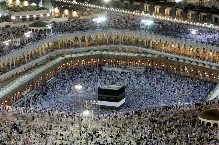 © Reuters. Muçulmanos dentro da Grande Mesquita em Meca, Arábia Saudita