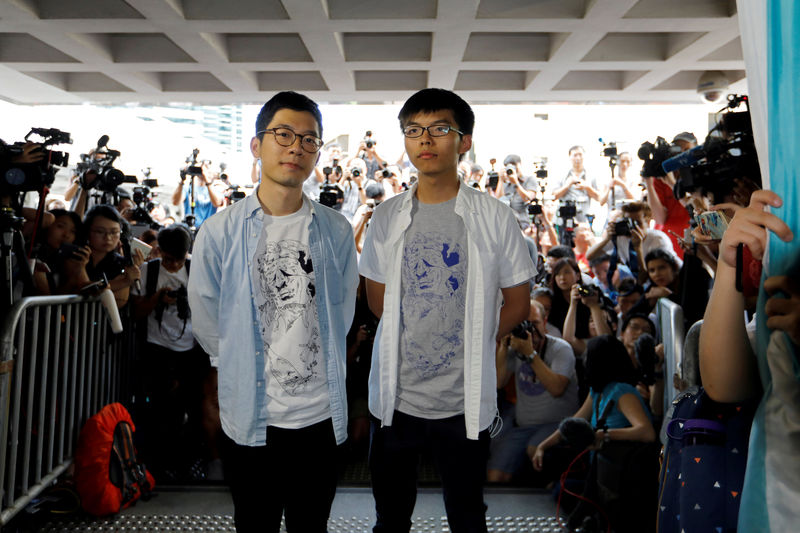 © Reuters. Líderes do movimento pró-democracia de Hong Kong, Nathan Law e Joshua Wong, chegam a Suprema Corte