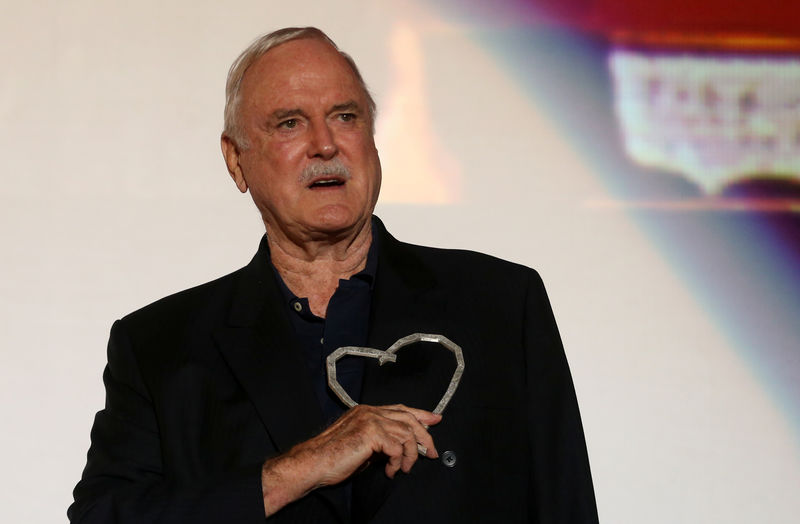 © Reuters. Ator e comediante britânico John Cleese posa com prêmio do Festival de Cinema de Sarajevo, na Bósnia e Herzegovina