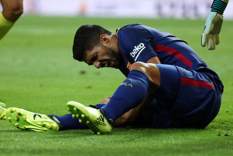 © Reuters. Los problemas del Barça se acumulan tras las lesiones de Suárez y Piqué