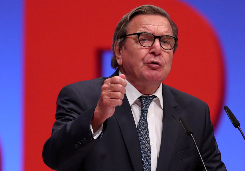 © Reuters. FILE PHOTO: Former German Chancellor Gerhard Schroeder delivers his speech at the Social Democratic party convention in Dortmund