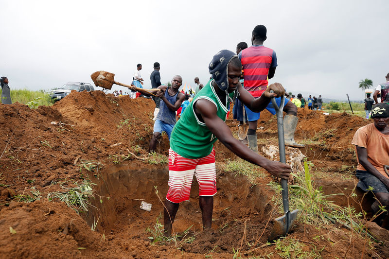 © Reuters. Cientos de personas siguen desaparecidas en Sierra Leona por alud de barro