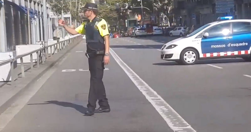 © Reuters. Policial em avenida de Barcelona, na Espanha