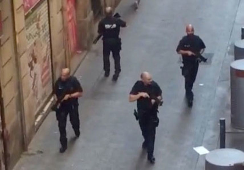 © Reuters. Policiais armados inspecionam rua, depois que van atropelou pedestres perto da avenida Las Ramblas, no centro de Barcelona, Espanha