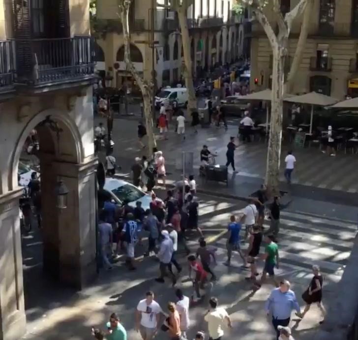 © Reuters. شرطة قطالونيا تقول إنها تتعامل مع واقعة الدهس في برشلونة كهجوم إرهابي