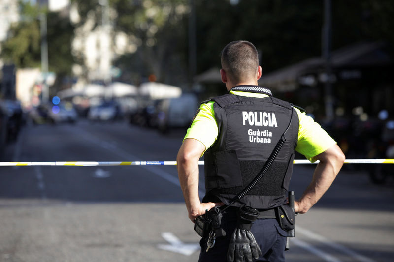 © Reuters. Policial em rua isolada de Barcelona após atropelamento de pedestres