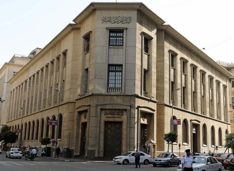 © Reuters. المركزي المصري يبقي أسعار الفائدة الرئيسية دون تغيير