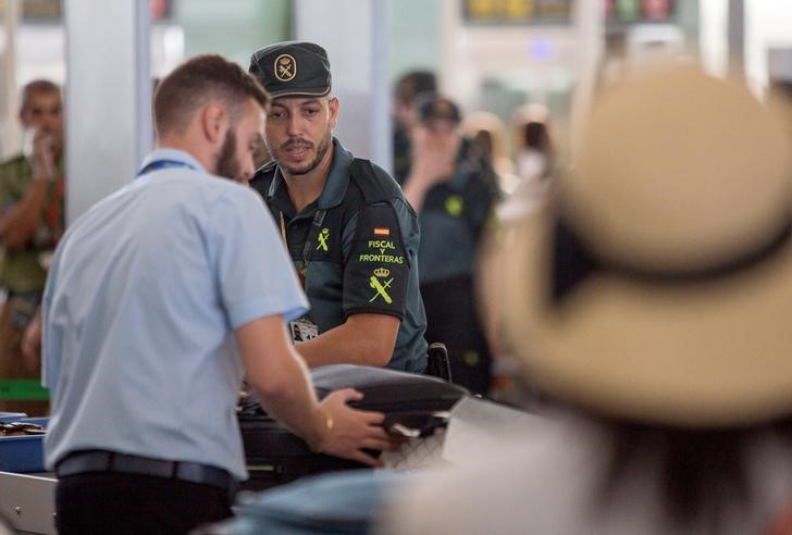 © Reuters. La plantilla de seguridad de El Prat suspende la huelga tras el atentado