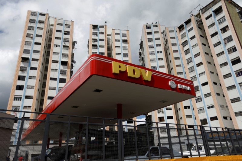 © Reuters. FILE PHOTO: A PDVSA gas station is seen next to building apartments in Caracas