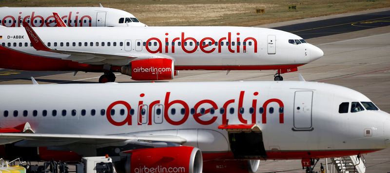 © Reuters. FILE PHOTO - German carrier AirBerlin's aircrafts are pictured at Tegel airport  in Berlin