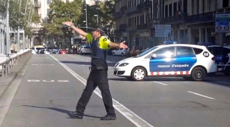 © Reuters. Imagem de vídeo mostra policial gesticulando em local de ataque em Barcelona