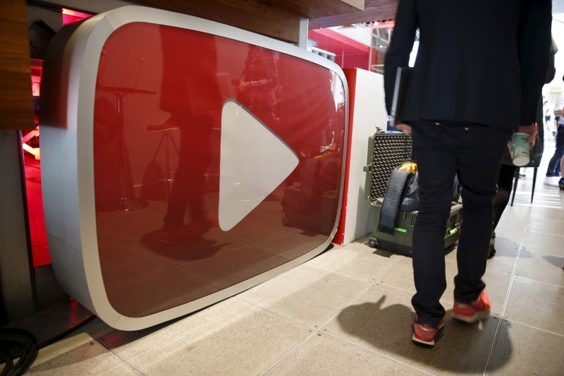 © Reuters. A man walks past a YouTube logo at the YouTube Space LA in Playa Del Rey, Los Angeles