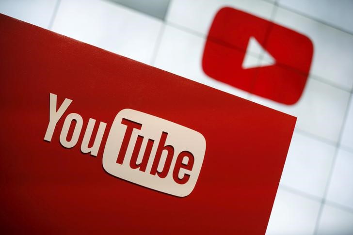 © Reuters. FILE PHOTO - YouTube unveils their new paid subscription service at the YouTube Space LA in Playa Del Rey, Los Angeles