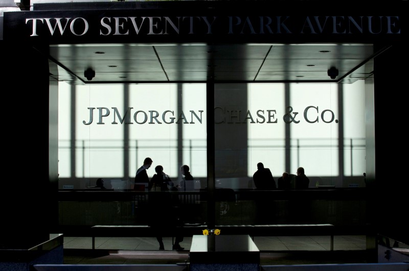 © Reuters. FILE PHOTO - People walk inside JP Morgan headquarters in New York
