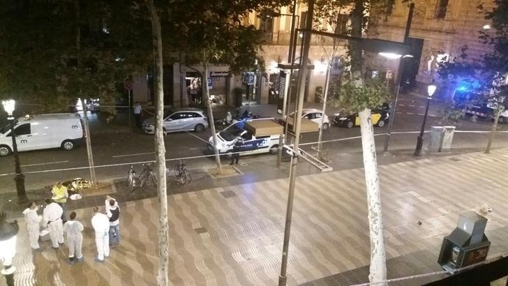 © Reuters. Funcionários forenses trabalham em local de ataque com van em Barcelona