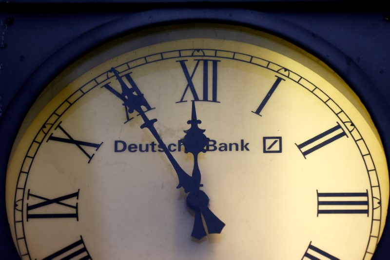 © Reuters. FILE PHOTO - A vintage clock with the logo of Deutsche Bank is pictured outside the bank's branch in Wiesbaden
