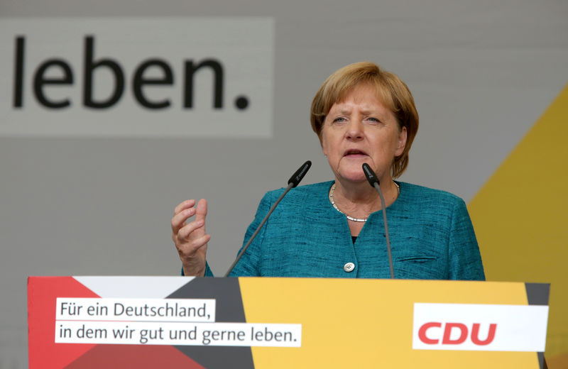 © Reuters. محتجون في تجمع انتخابي بشرق ألمانيا يتهمون ميركل "بالخيانة"