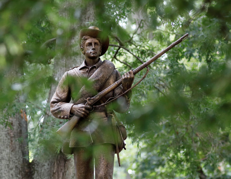 © Reuters. A statue of a Confederate soldier nicknamed Silent Sam stands on the campus of the University of North Carolina in Chapel Hill