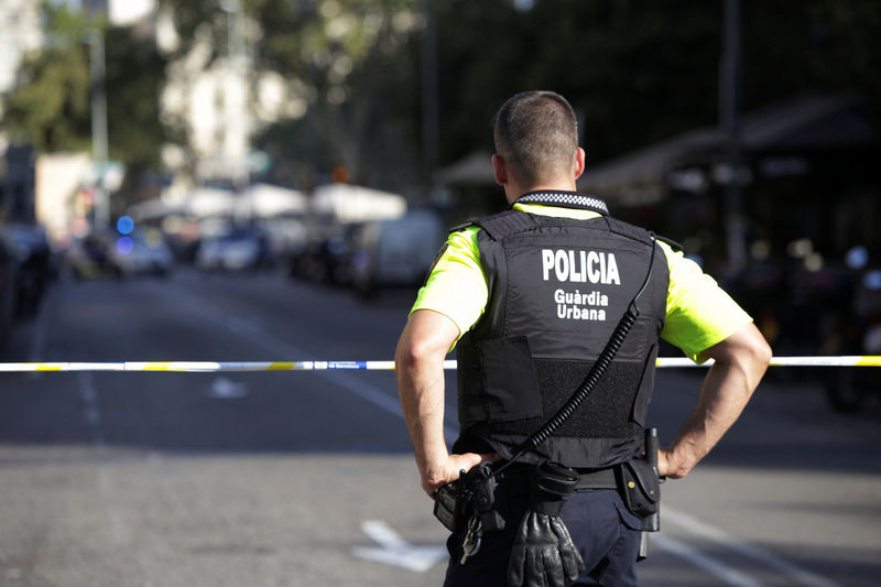 © Reuters. رئيس الوزراء الإسباني راخوي يقول هجوم برشلونة نتيجة "للإرهاب الجهادي"