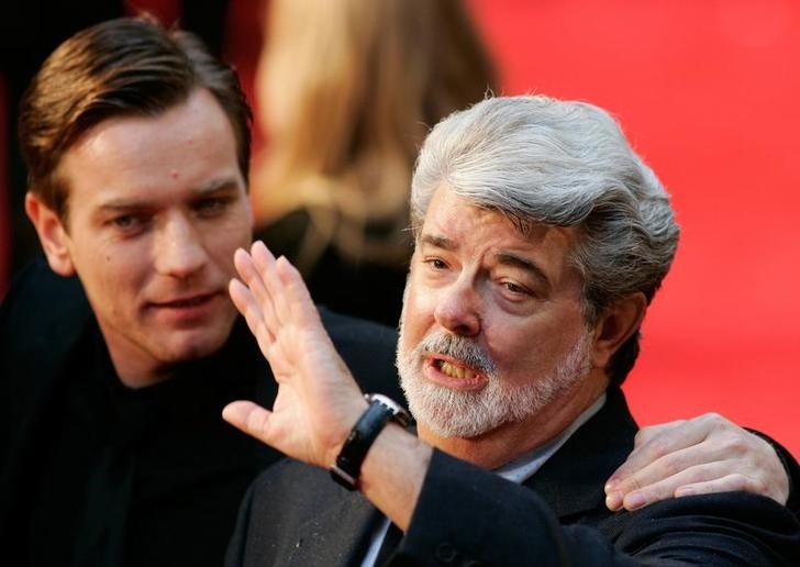 © Reuters. Ewan McGregor, que interpretou Obi-Wan Kenobi na segunda trilogia, ao lado do cineasta George Lucas