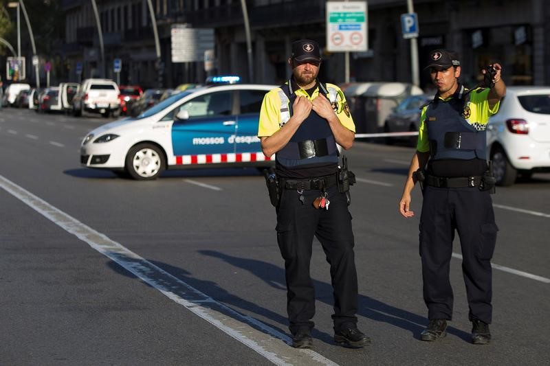 © Reuters. إسبانيا تتعقب سائق سيارة فان دهس حشدا في برشلونة فقتل 13 شخصا