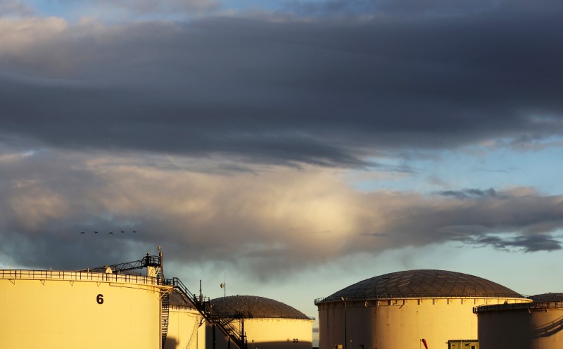 © Reuters. FILE PHOTO: Crude oil storage tanks at the Kinder Morgan terminal in Sherwood Park